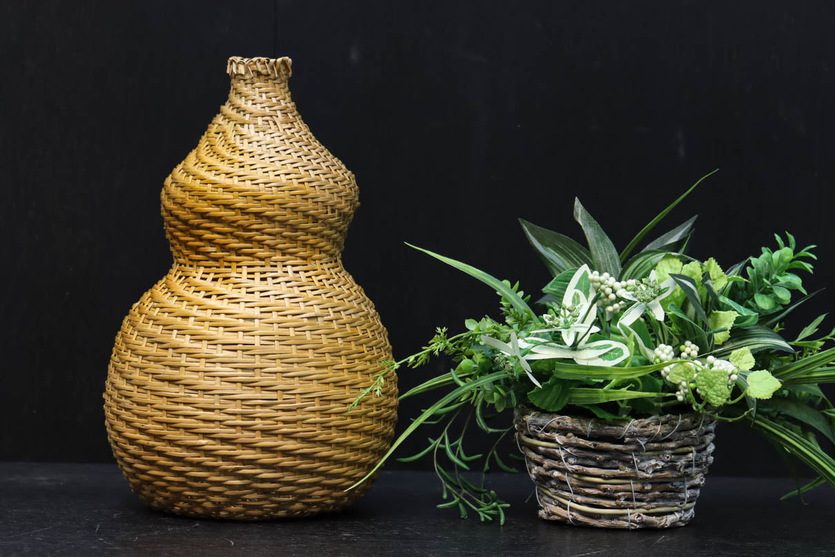 瓢箪型竹籠花瓶です。 - 花瓶