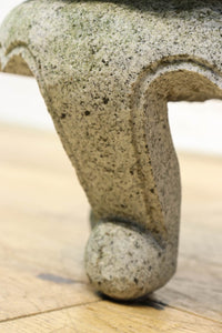 猫脚の造りが可愛らしい小振りサイズの石灯籠　DC3768