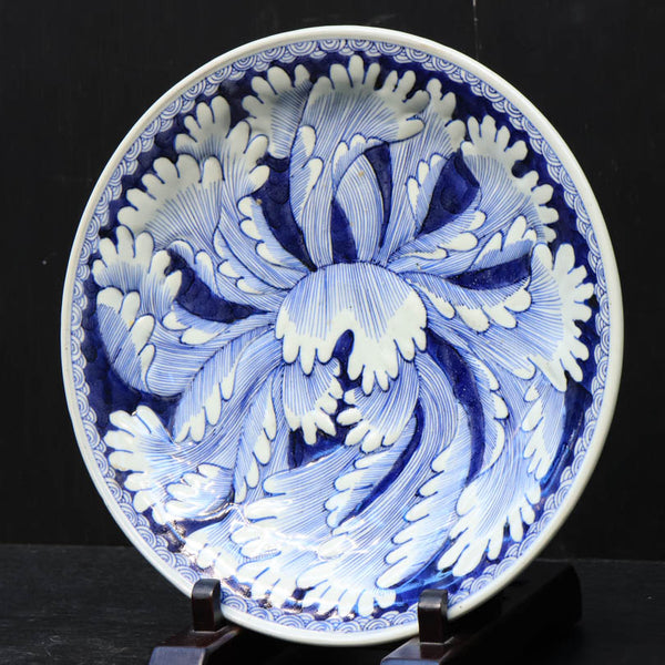 藍色で個性溢れる花を描いた古伊万里大皿 DC3777 – 古福庵