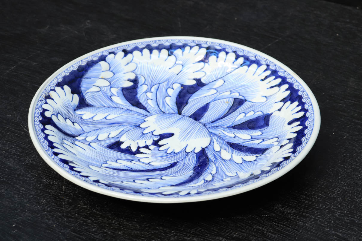 藍色で個性溢れる花を描いた古伊万里大皿　DC3777