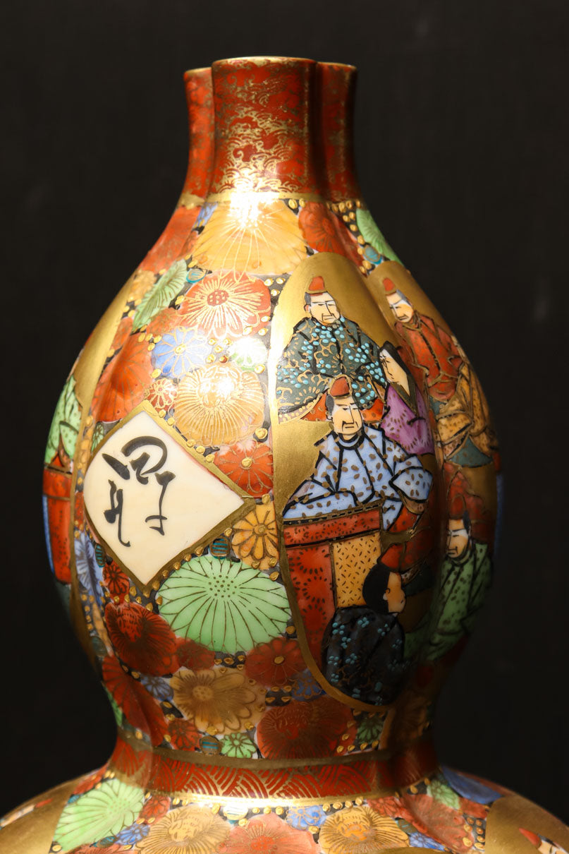 瓢箪型に煌びやかな色彩で 百人一首を描いた九谷焼の壺　DC3780