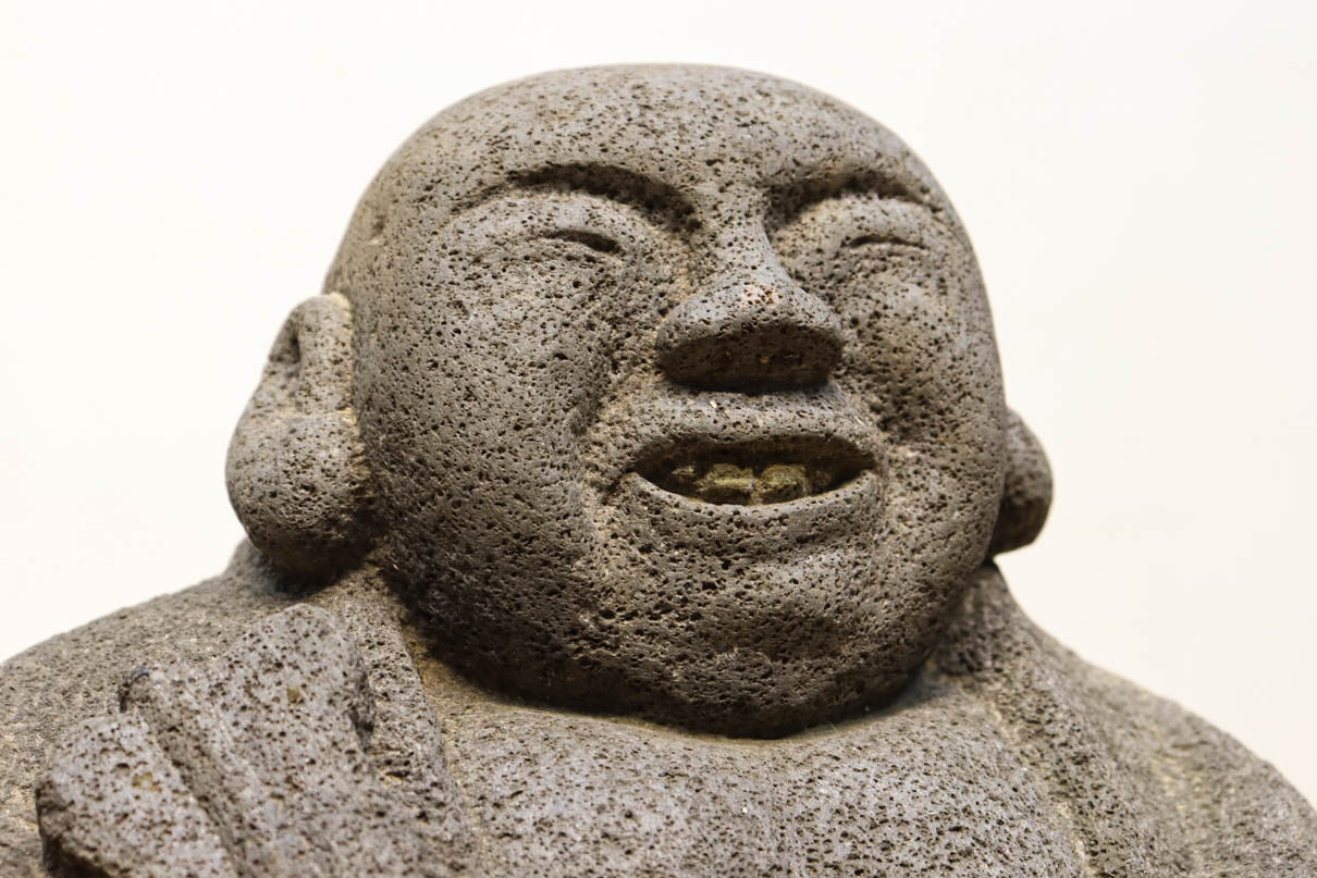柔和な笑顔が印象的な石像　DC3823