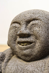 柔和な笑顔が印象的な石像　DC3823