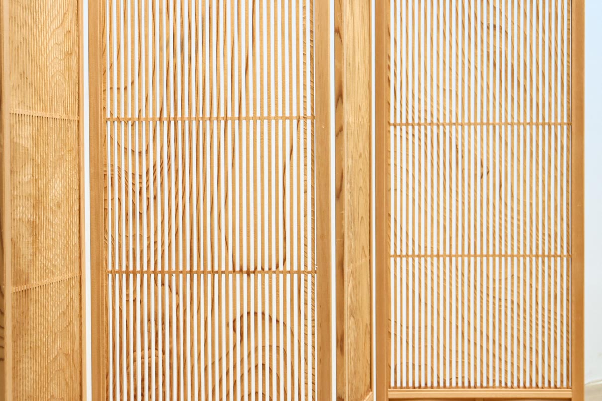 綺麗な杢目模様を作る格子造りの四つ折り衝立　DC8478