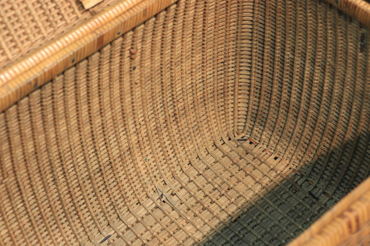 丁寧に編み込まれた竹製のバスケット　DC3878
