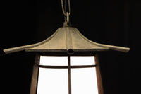丸屋根で時代の風合い漂う吊り灯籠　DC3920
