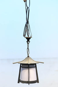 丸屋根で時代の風合い漂う吊り灯籠　DC3920
