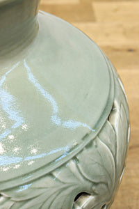 優美な透かし彫りが浮かぶ大きな青磁花器　DC3923