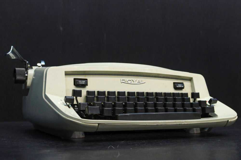 雰囲気づくりに!! アメリカのロイヤル社製タイプライター（専用ケース付き）　DC3929