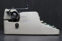 レトロ感溢れるアメリカのロイヤル社製タイプライター（専用ケース付き）　DC3930