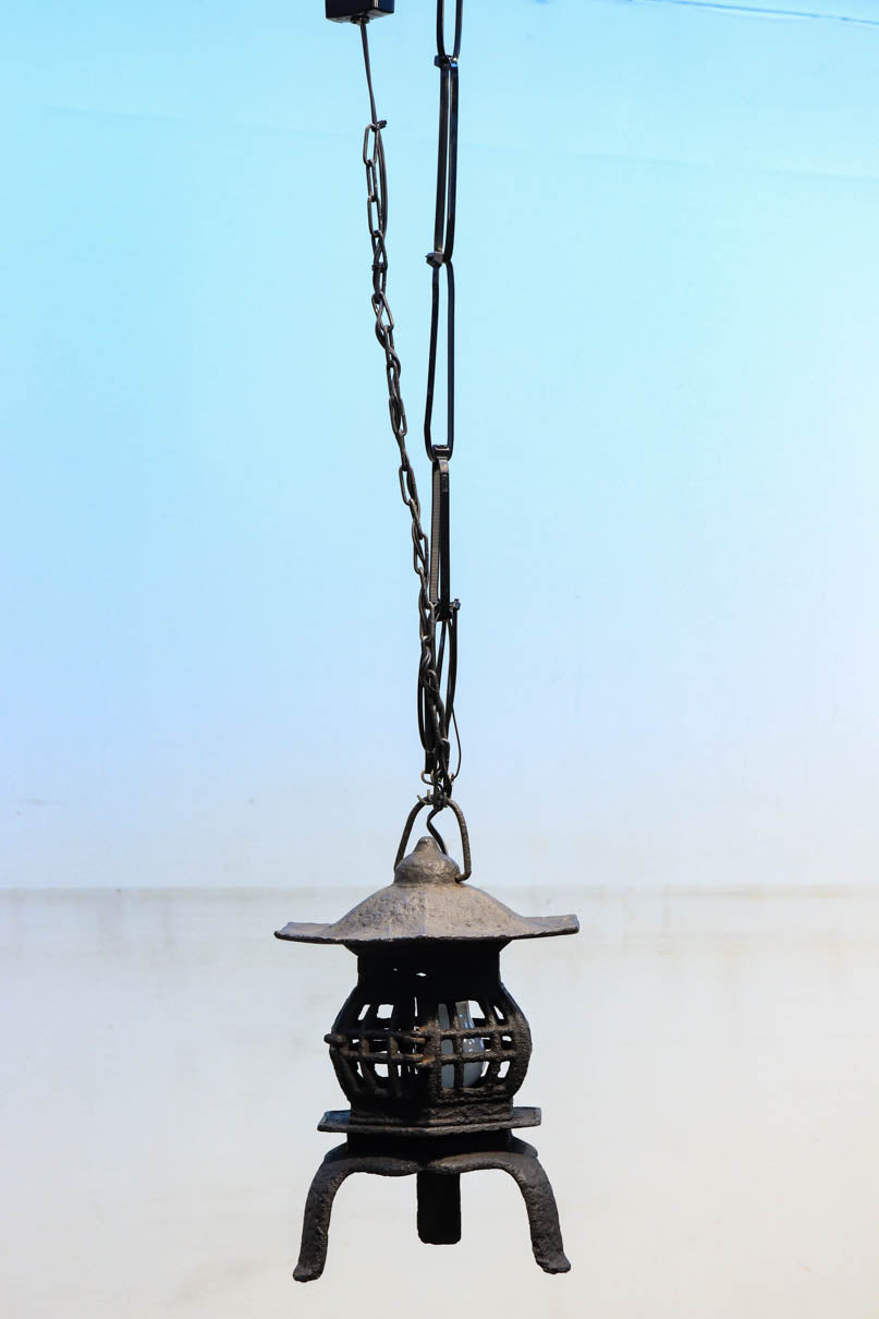 時代を重ねた面持ちある鉄製の吊り灯籠　DC4064