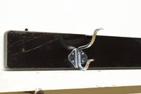 黒細長板にシルバー色のフックが映える帽子掛け　DC4091