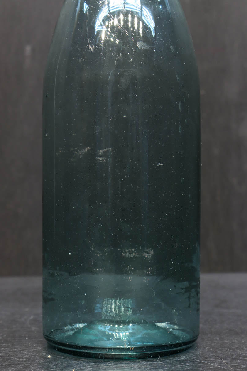 色付きガラスでレトロな蓋付き一升瓶　DC4118