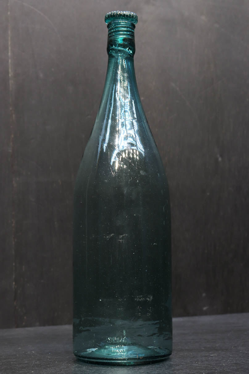 色付きガラスでレトロな蓋付き一升瓶　DC4118