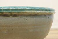 淡いグリーンの色彩が縁取る水鉢　DC4121