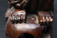勇ましい表情をした狛犬の木彫りの置物　DC4304