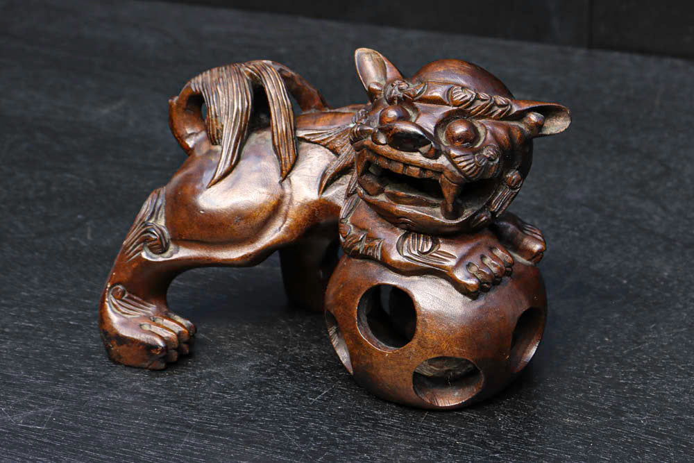 勇ましい表情をした狛犬の木彫りの置物　DC4304