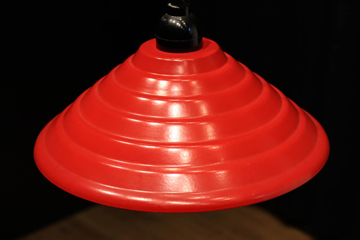 レトロ感溢れる赤い円錐形の電笠　DC4352