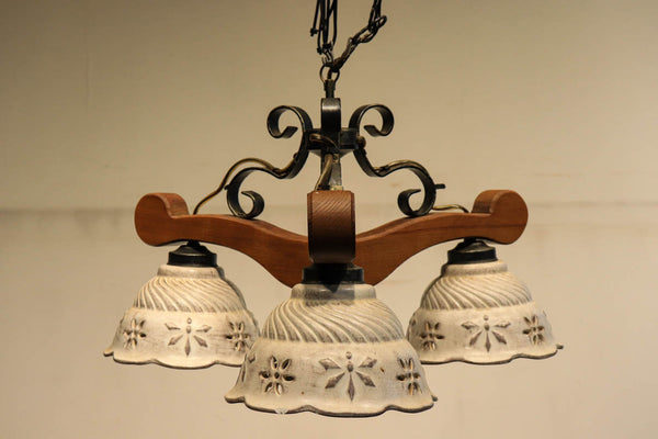 ウッドフレームと陶器製の笠でお洒落な三灯式シャンデリア　DC4521