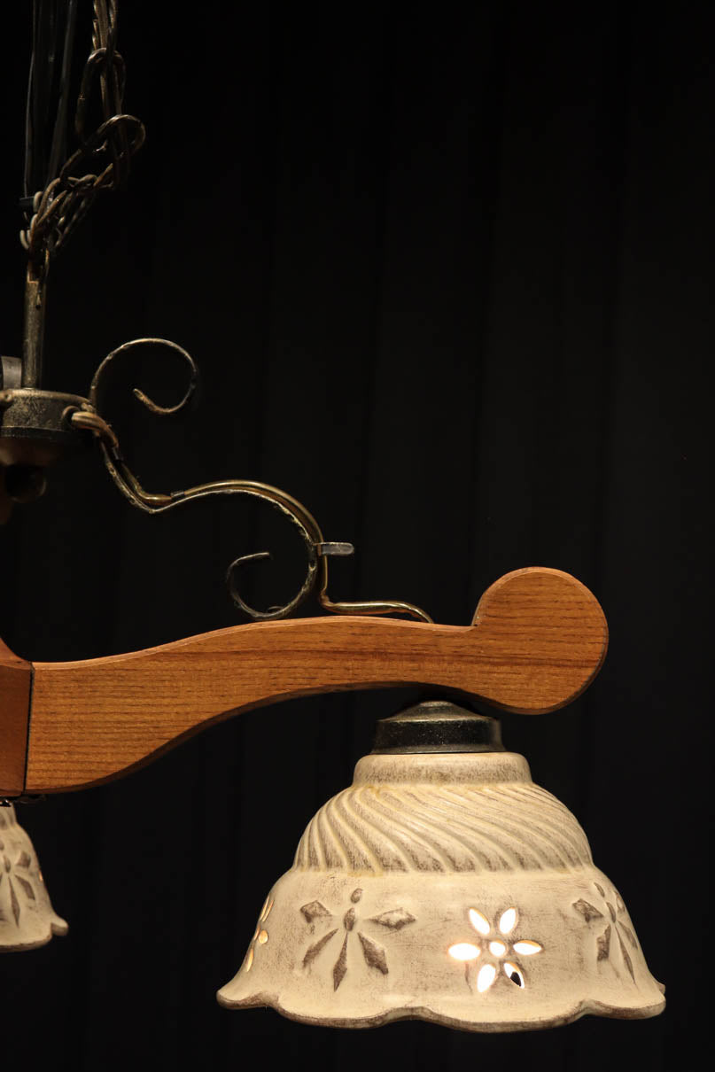 ウッドフレームと陶器製の笠でお洒落な三灯式シャンデリア　DC4521