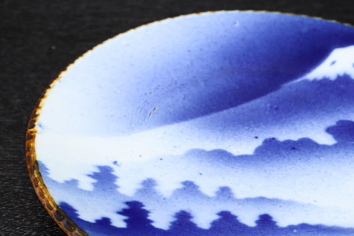 荘厳な雰囲気ある富士山を描くお皿　DC4533　在庫2枚