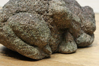 丸みを帯びて風情ある親子カエルの石像 　DC4538