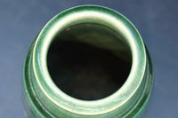 細身のシルエットに緑の色彩が映える花器　DC4578