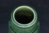 細身のシルエットに緑の色彩が映える花器　DC4578