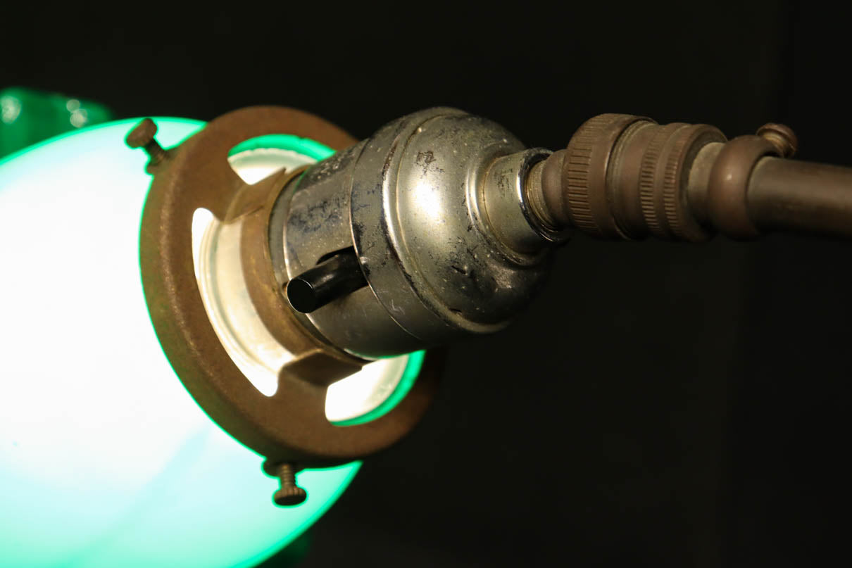 グリーン笠のフリルが目を惹く卓上ライト　DC4593