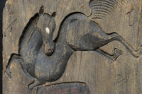 躍動する馬のデザインが目を惹く木製看板　DC4602