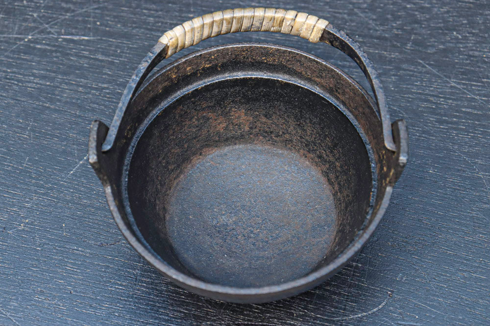 鉄製の可愛らしい鍋型の小さな置物　DC4611