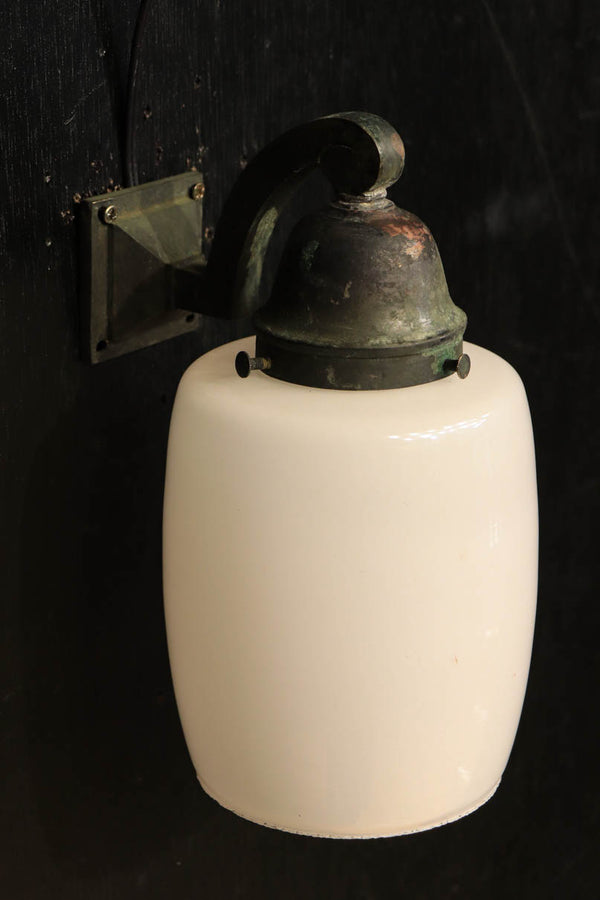 乳白色の樽型の笠を魅せるブラケット　DC4648