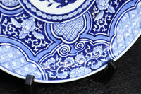 繊細に精密に白抜きの唐草も描かれた上品な大皿　DC4677