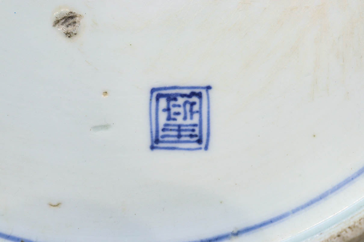 繊細に精密に白抜きの唐草も描かれた上品な大皿　DC4677