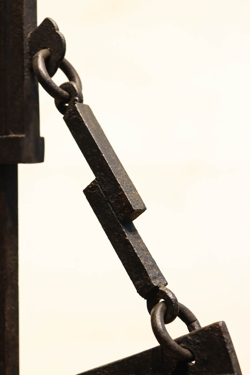 時代の風合いに包まれた鉄製の自在鉤　DC4692