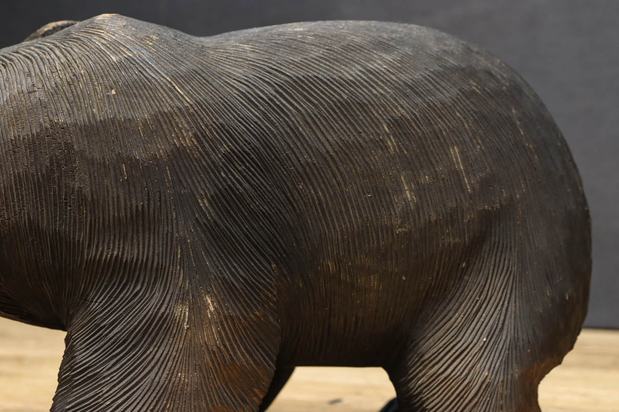 美しい毛並みを見事に表現した木彫りの熊の置き物　DC4757