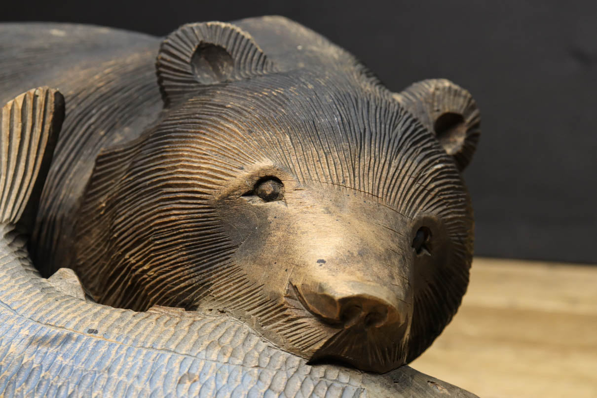美しい毛並みを見事に表現した木彫りの熊の置き物　DC4757
