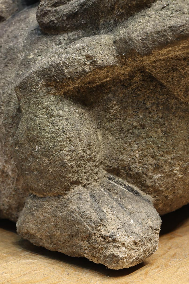 貫禄の親子カエルの石像　DC4794