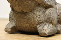 貫禄の親子カエルの石像　DC4794