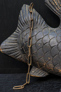 個性的な表情をした鯉の自在鉤の横木　DC4914