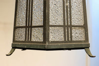 屋根のある作りで趣きのある吊り灯籠　DC4931