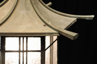 屋根のある作りで趣きのある吊り灯籠　DC4931