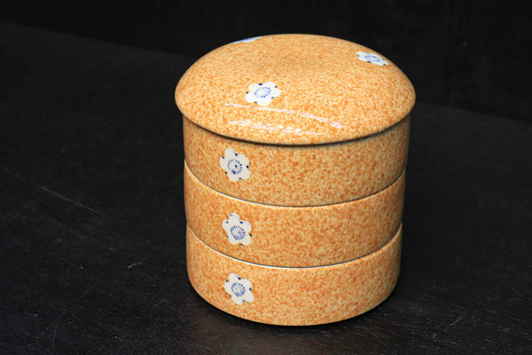 小花模様が可愛らしいオレンジ色の陶器製重箱セット　DC5058　在庫1組