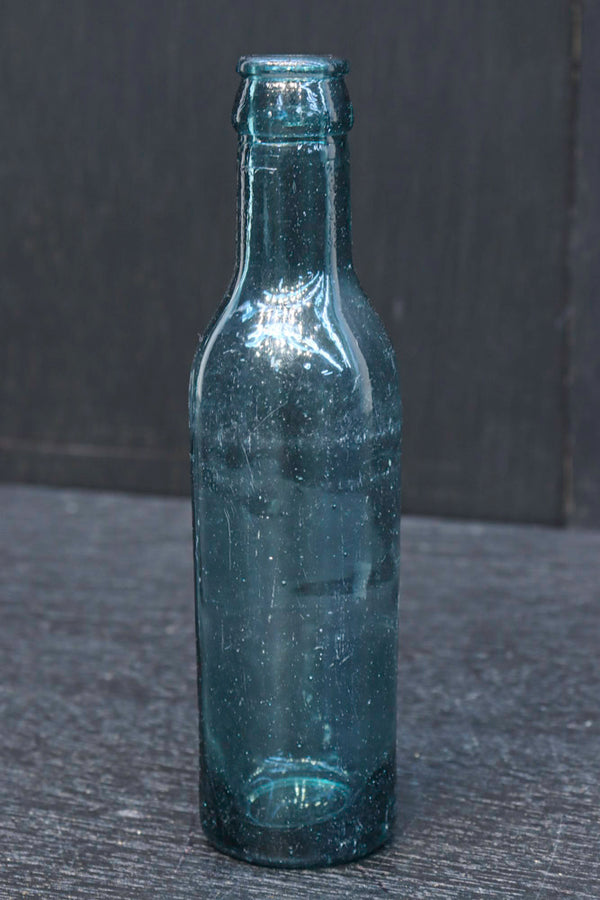 温かみある色彩のレトロガラス瓶　DC5067
