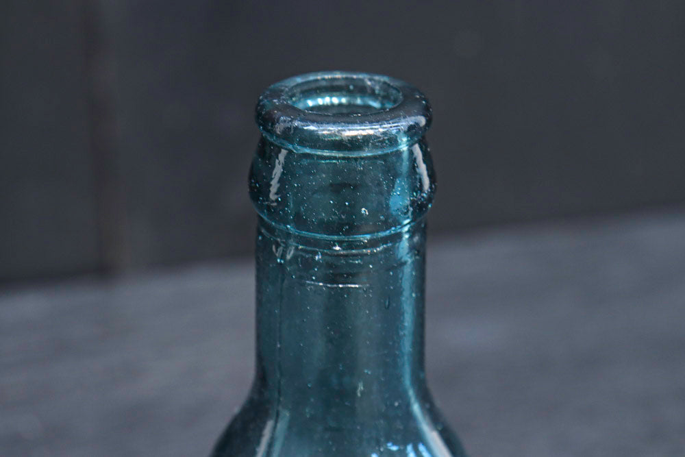 温かみある色彩のレトロガラス瓶　DC5067