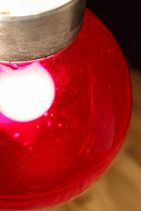 赤いガラスの球体が印象的な直付け天井灯　DC5208