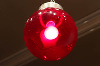 赤いガラスの球体が印象的な直付け天井灯　DC5208