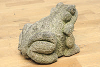 しゃがんだ姿のずっしりとしたカエルの石像　DC5373