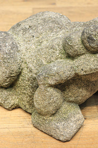 しゃがんだ姿のずっしりとしたカエルの石像　DC5373