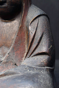 きりりと引き締まった表情をした僧の木彫り　DC5381